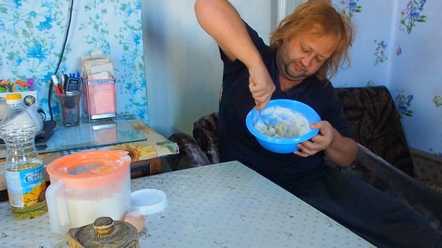 Едим да спим Проще некуда ПОКАЗЫВАЮ КАК ЕСТЬ ДА СПАТЬ ЖИВЯ В ДЕРЕВНЕ влог ПОДВАЛ ИЛЬИЧА смотреть онлайн