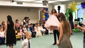 Трогательный танец папы с дочкой и 4 прекрасных мам с сыновьями в саду ! Выпускной