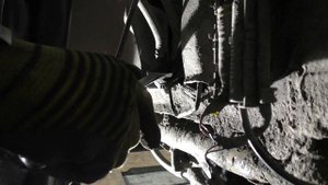 Замена тормозного шланга на примере bmw е38. Заводской 4х поршневой суппорт bmw e38.mp4