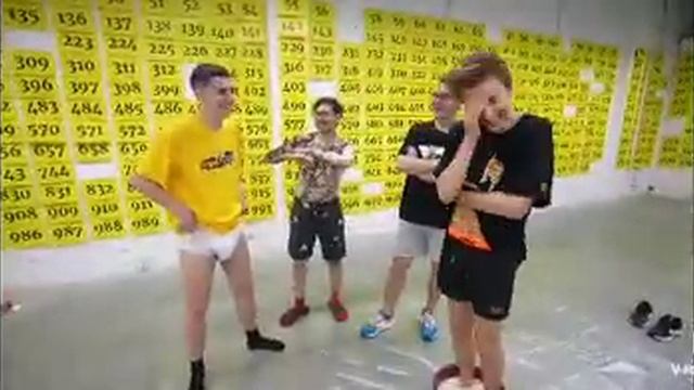 нассал в памперс.