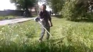 Дворник косит траву 10:46