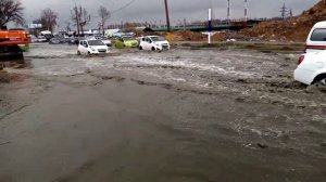 Как надо проезжать глубокие лужи?