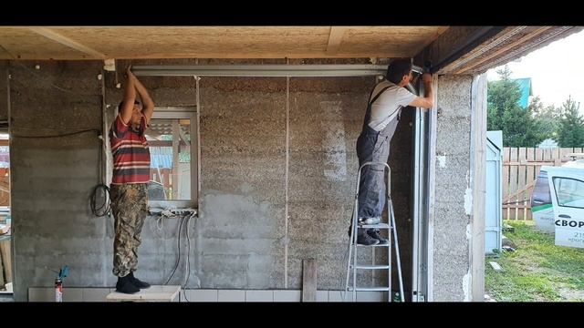 Установка секционных автоматических ворот.