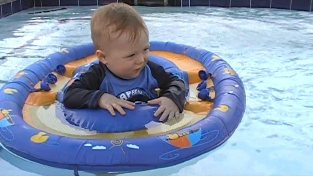 Jonas' First Swim смотреть онлайн