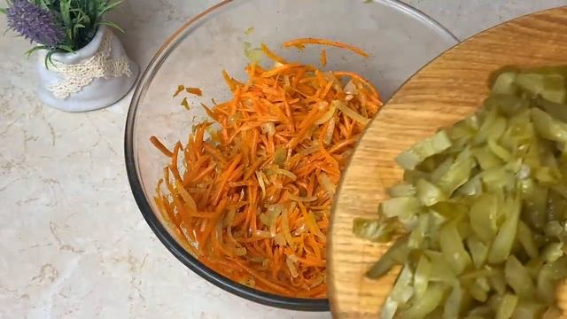 Этот САЛАТ сметут первым со стола! Вкусный рецепт из простых продуктов !Вкусно. Быстро. Просто смотреть онлайн