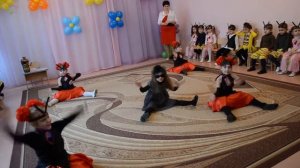 Танец божьих коровок и Мухи Цокотухи.  Средняя группа  8 марта 2015