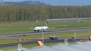 United Airlines Airbus A320-232 [N405UA] Takeoff from PDX