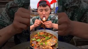 китайский рыбак поглощает морепродукты