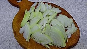 Картофель тушёный с куриными голенями и вешенками