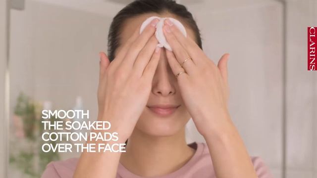 How to Remove Makeup With a Cleansing Lotion | Clarins смотреть онлайн