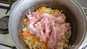 Овощное рагу с кабачками, курицей и цветной капустой