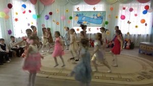 Бум-бум ла-ла - хорошая песенка! Задорный танец девочек на празднике в детском саду.