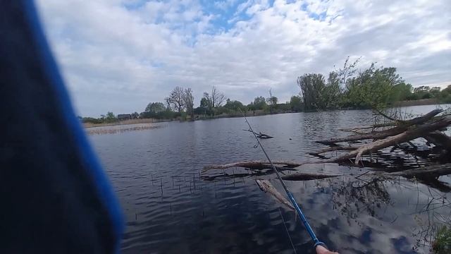 Ловля окуня на микроджиг с берега в ветер