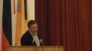 Михаил Сусов вручает сертификат