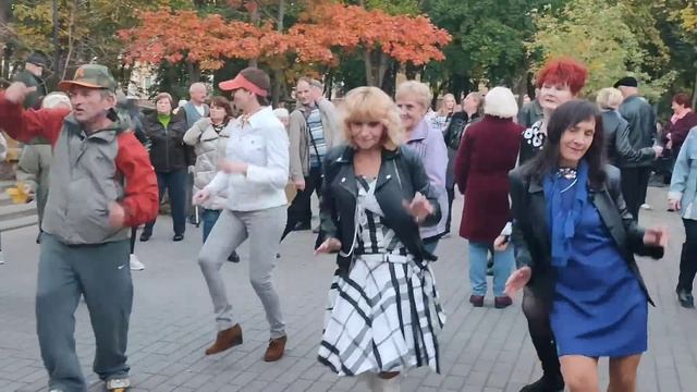 МАМА,Я ТАНЦУЮ-... звучит на танцполе ..mp4 смотреть онлайн