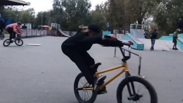 ТРЮКИ НА ЗЕЛЁНОМ ОСТРОВЕ | МИНУС НОГА | ВОЛОСЫ НА ПЕДАЛИ. смотреть онлайн