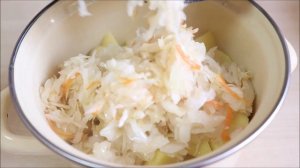 ? Тушеная картошка с квашеной капустой — видео рецепт