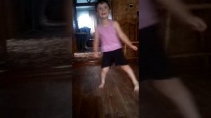 Маленькая девочка танцует просто супер) =