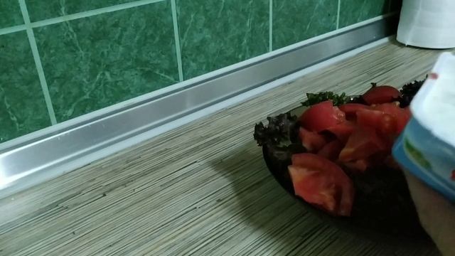 Летний салат из помидоров и базилика смотреть онлайн