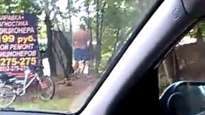 Мужчина писает!