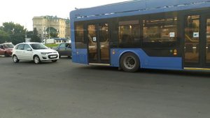 ТРОЛЛЕЙБУС АДМИРАЛ ВЫЕЗЖАЕТ С МОСТА САРАТОВ-ЭНГЕЛЬС НА АВТОНОМНОМ ХОДУ