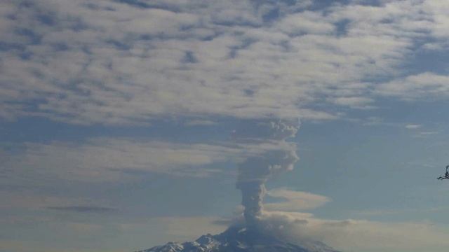 Вулкан Шивелуч.  Пепловый выброс на высоту ~7.5 км над уровнем моря. 2017-05-24 20:30 UTC.