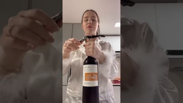 Сильная и независимая богатая женщина открывает бутылку вина. Победа над пробкой 1:0 #катякорея