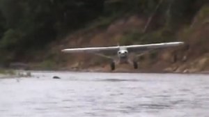 Вот так садятся самолеты на речку в Аляске