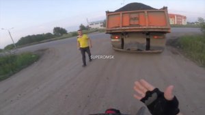 Омский журналист на велосипеде преследовал самосвал со срезанным асфальтом