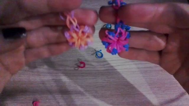 Плетение из резинок цветок(брелок)