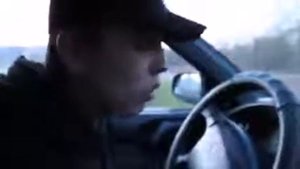 Парень красиво поет песню Куда же мчится время