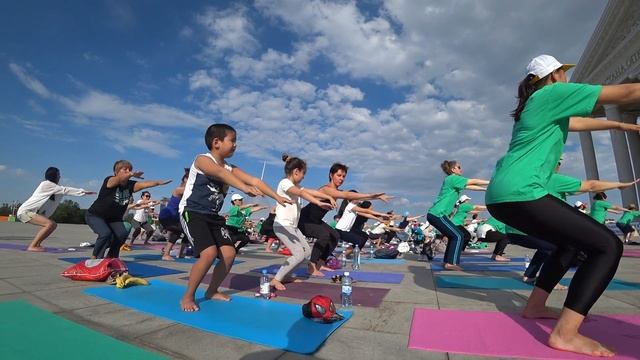 ЗЕЛЕНЫЕ ЧЕЛОВЕЧКИ В АСТАНЕ!! смотреть онлайн