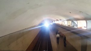 Прибытие поезда на станцию. Московский метрополитен 2019г.