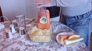 Обзор Электротерки Kitfort KT 1318 2. Натер картошку на драники.