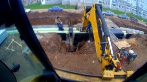 # 79 | Выравниваем трубы в траншеи с помощью Caterpillar 428 F |
