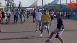 Полицейский показал навыки владения мячом перед матчем Евро-2020