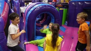 Алиса Шоу - Алиса играет в надувном парке развлечений Air Park