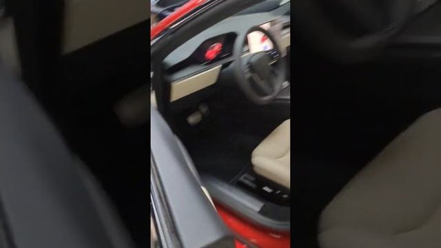 В салонах Tesla даже мигрантов встречают не по одёжке... Beverly hills, Los Angeles смотреть онлайн