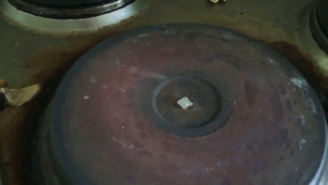 Капля воды на поверхности электрической плиты смотреть онлайн