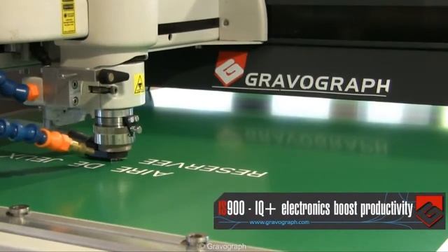 Гравировка на двухслойном пластике: станок IS900 смотреть онлайн