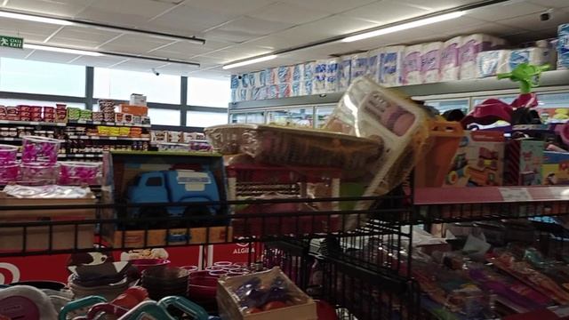 Ул донецкая дом 2а дикси. Супермаркет иллюстрация. Овощи на прилавке. Пятерочка сотрудники. X5 пятерочка.