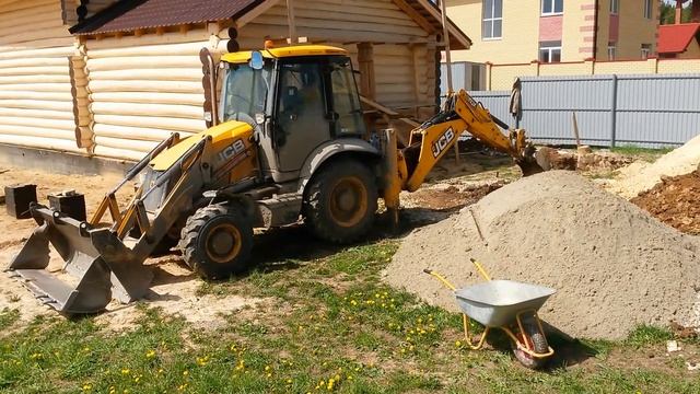 Копка трактором котлована  под станцию SANI 5