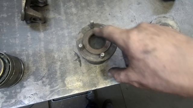 Закончил изготовление редуктора, обкатал и устанавливаю на раму минитрактора. смотреть онлайн