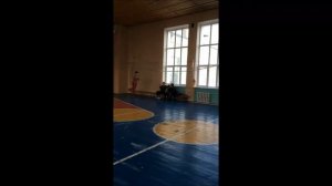 Прыжок в высоту способом "перешагивания".