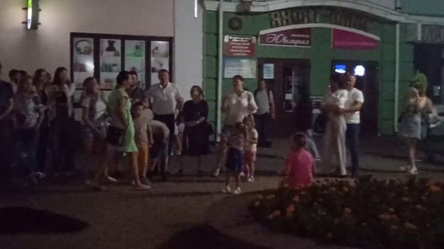 14.08.2021 Brest Belarus. Уличные музыканты на Советской вечером. Прогулки с Викторией смотреть онлайн