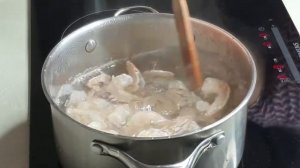 Паста Тальятелле с розовыми креветками в сливочно-чесночном соусе.