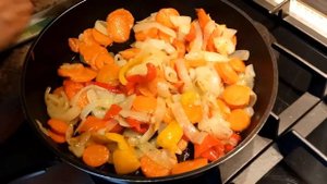 Скумбрия в Томатном Соке с Овощами На Сковороде!