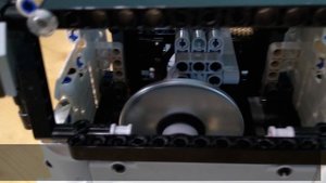 Пневматический двигатель в наборе Лего. Lego pneumatic engine in Mercedes-Benz set 42043