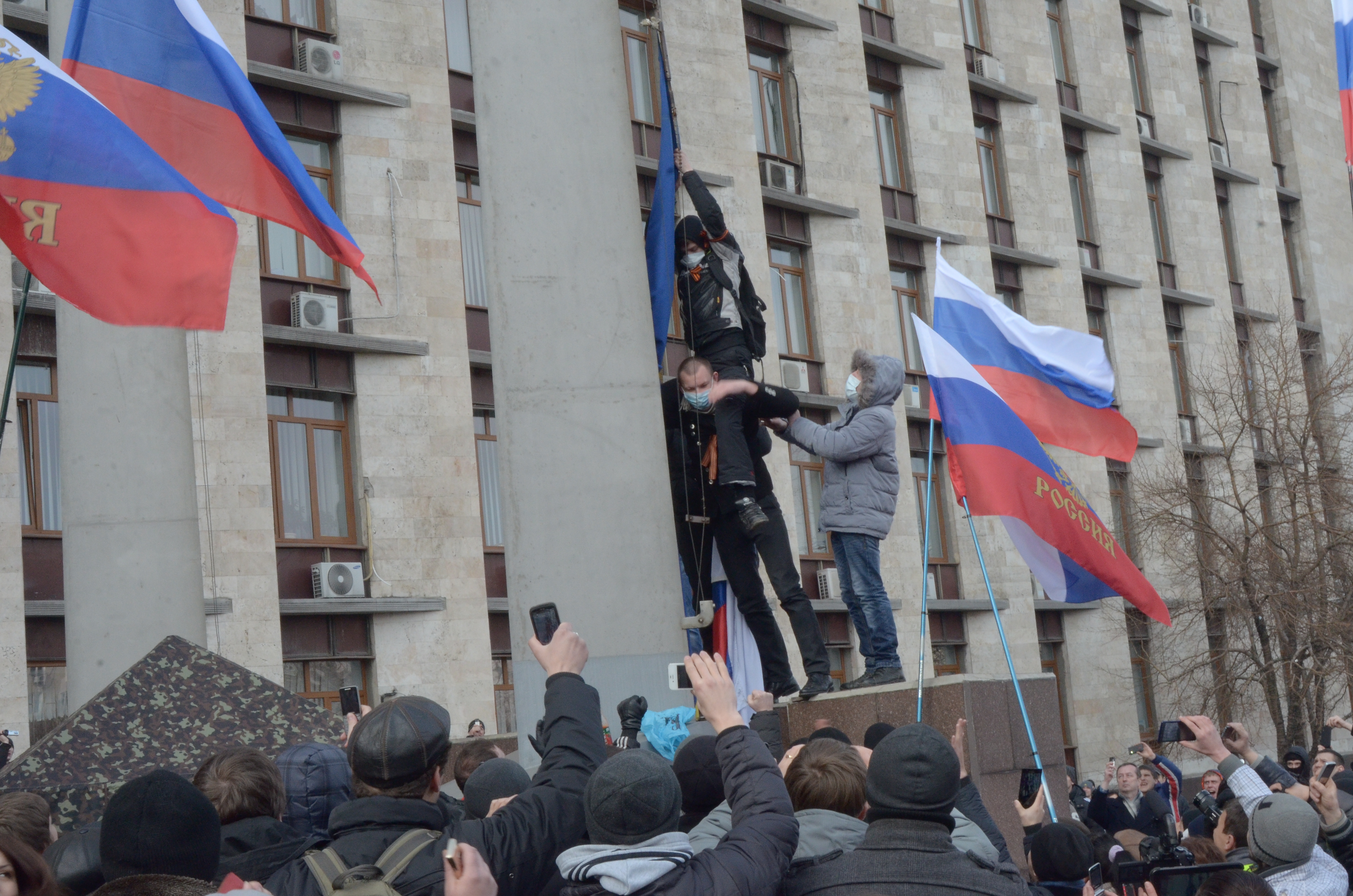 Пророссийский. Митинги в Донецке 2014 майдановские. Проукраинский митинг в Донецке 2014. Митинг 2014 март Донецк. Проукраинский митинг в Донецке.