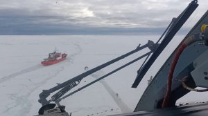 Полёт на вертолёте над Антарктикой.